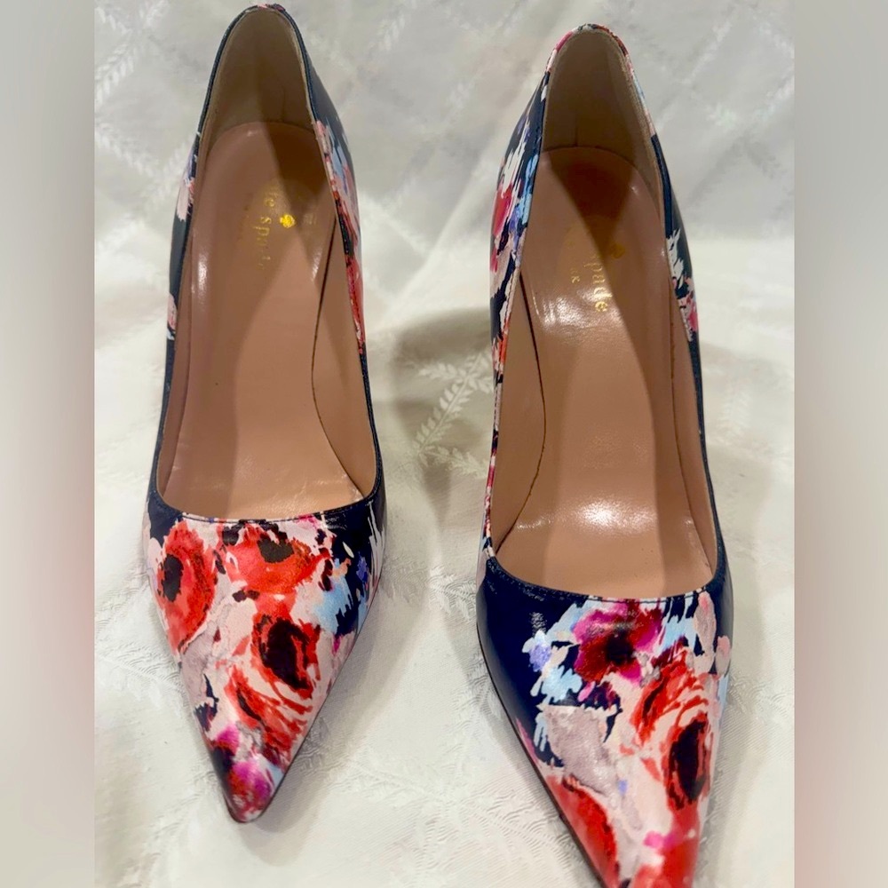 Kate Spade floral watercolor heels sz 6B
Light wear, 3.5 in heel.